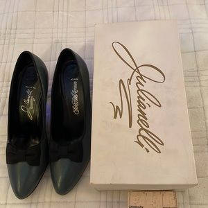 Woman’s Teal mid high heel Shoes.  Size 8 1/2 Regular